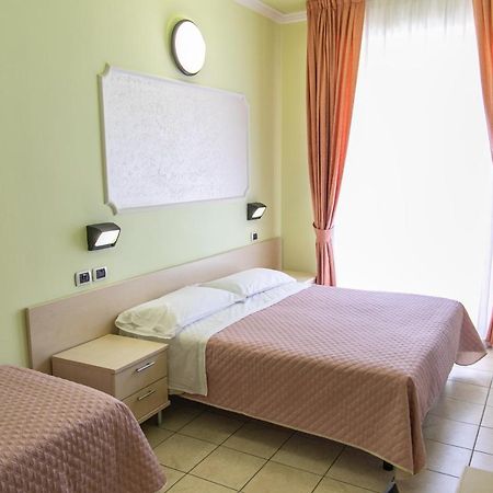 רימיני Hotel Liana מראה חיצוני תמונה